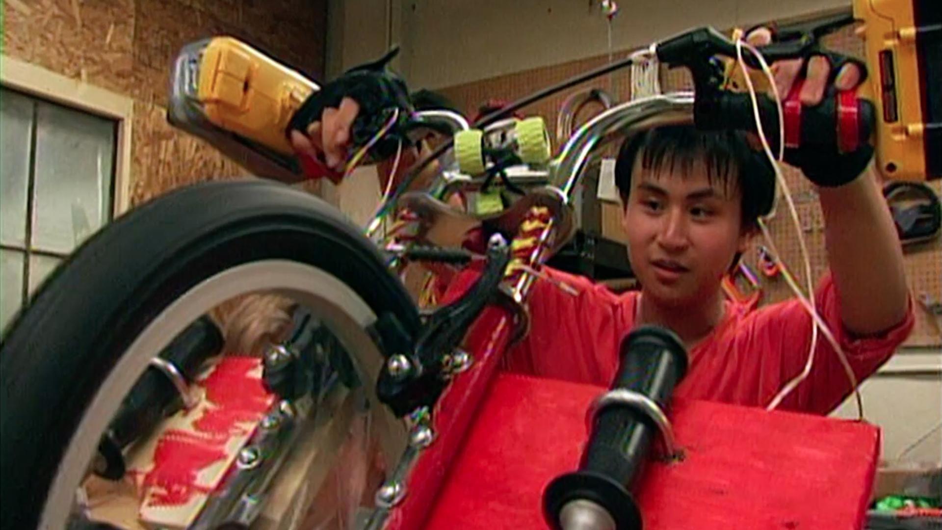 The DS teams are challenged to convert kiddie toys into motorized dragsters.