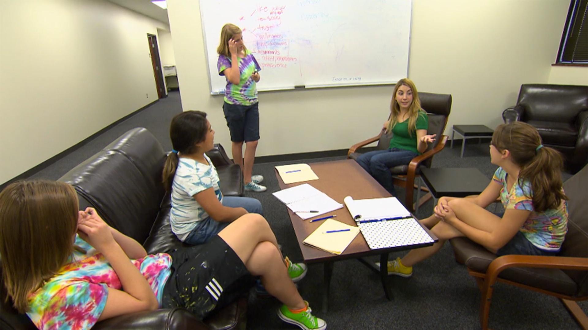 Izzie se une a Abby y sus amigas para darle a un robot un cambio de personalidad.