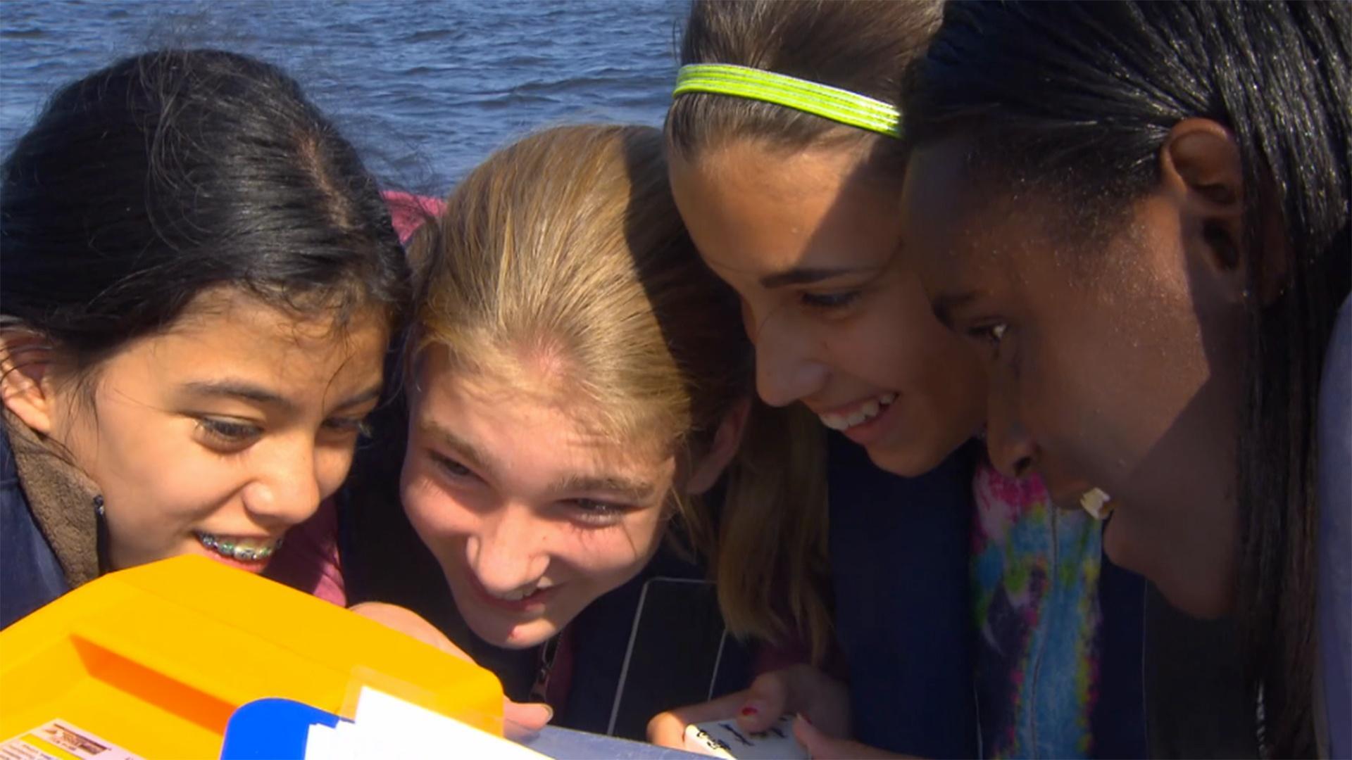 Akina y sus amigos se zambullen en la robótica submarina.